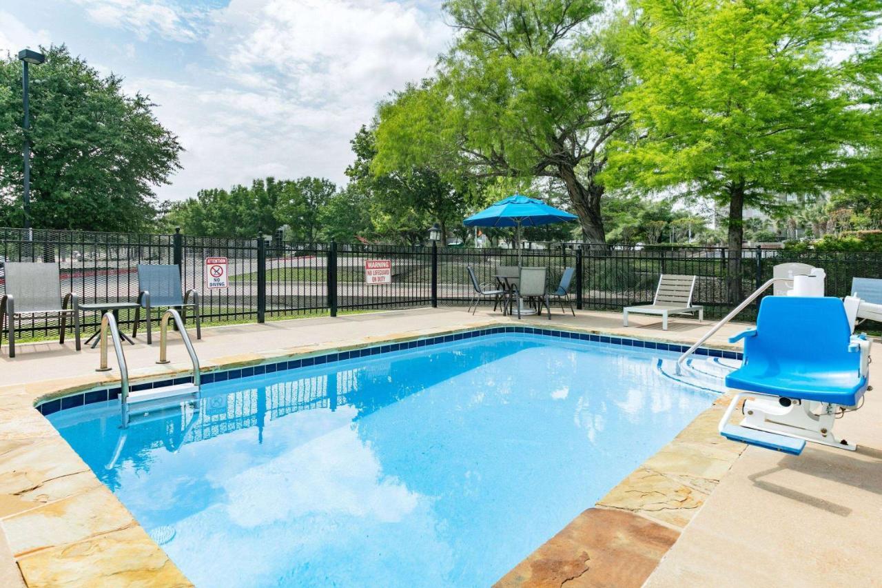 Microtel Inn & Suites By Wyndham Austin Airport Екстериор снимка