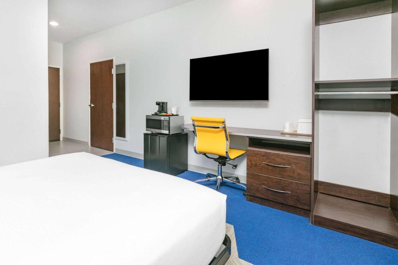 Microtel Inn & Suites By Wyndham Austin Airport Екстериор снимка