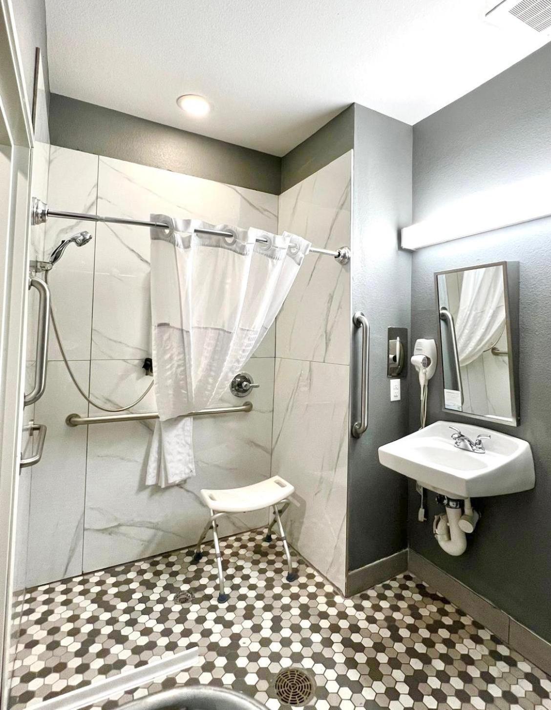 Microtel Inn & Suites By Wyndham Austin Airport Екстериор снимка