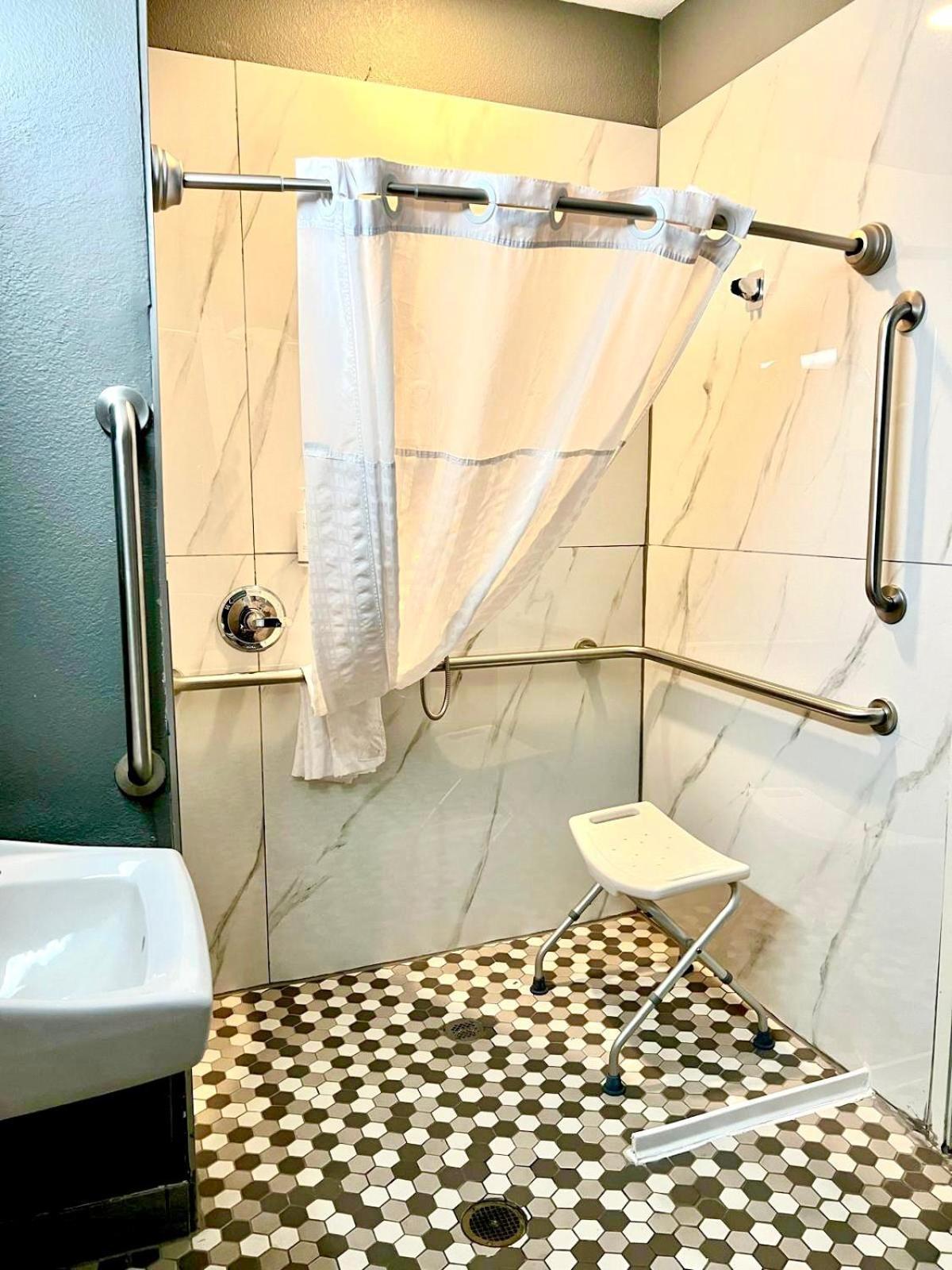 Microtel Inn & Suites By Wyndham Austin Airport Екстериор снимка